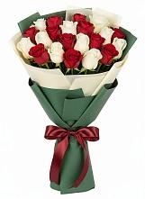 Букет Микс из красных и белых роз в Емецк