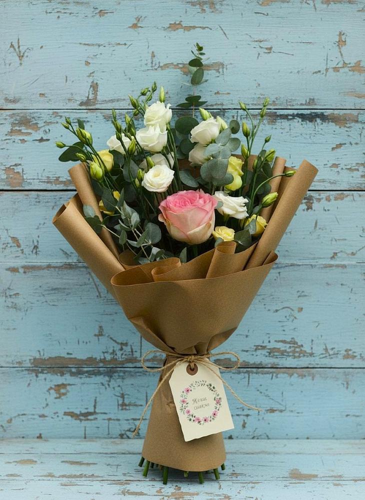 Букет цветов из: Розы и Лизиантусы в Емецк