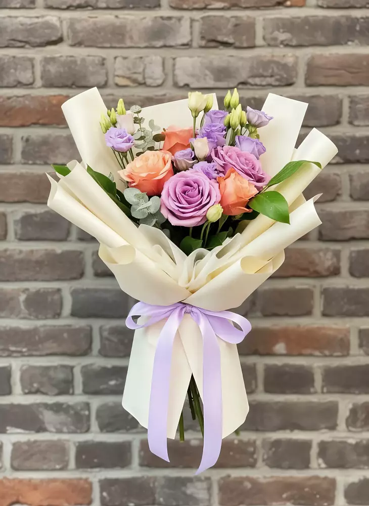 Букет цветов из: Лизиантусы и Розы в Емецк