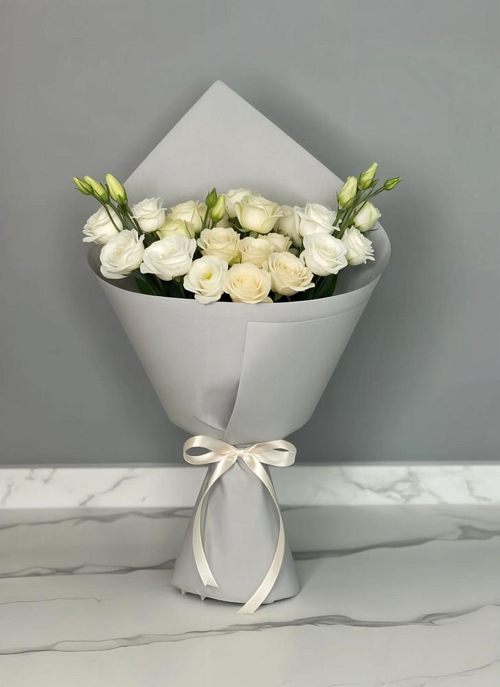 Букет цветов из: Розы и Лизиантусы в Емецк