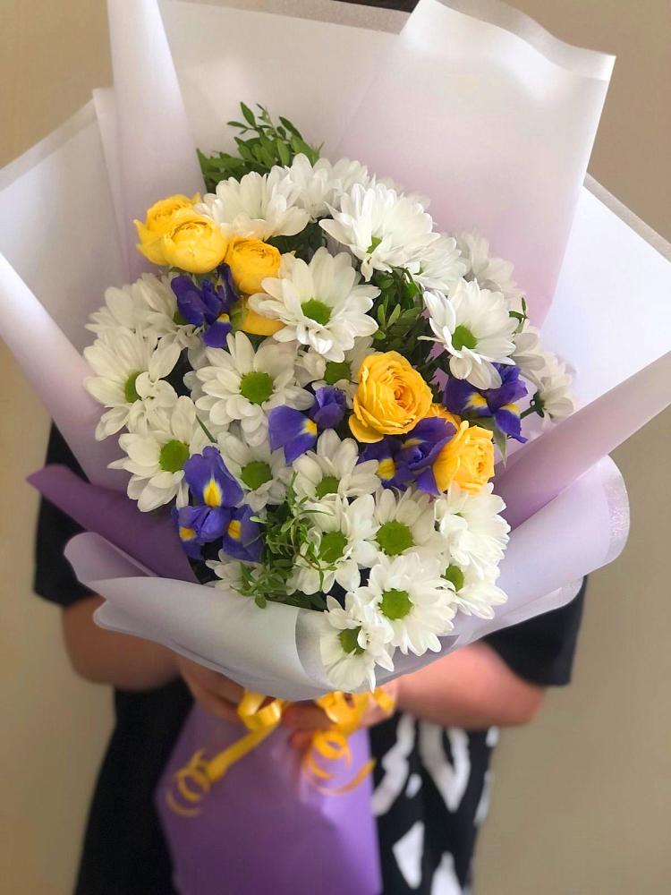 Букет цветов из: Ирисы, Хризантемы и Розы в Емецк