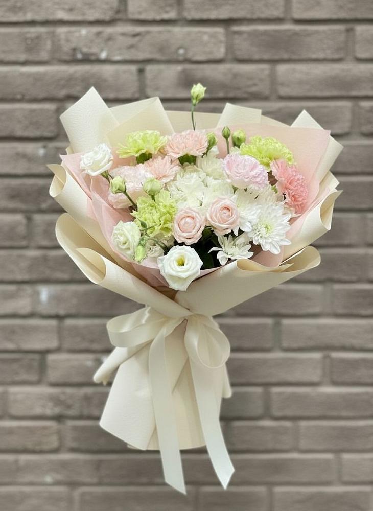 Букет цветов из: Гвоздики, Розы, Лизиантусы и Хризантемы в Емецк