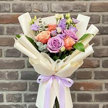 Букет цветов из:  Лизиантусы и Розы в Емецк