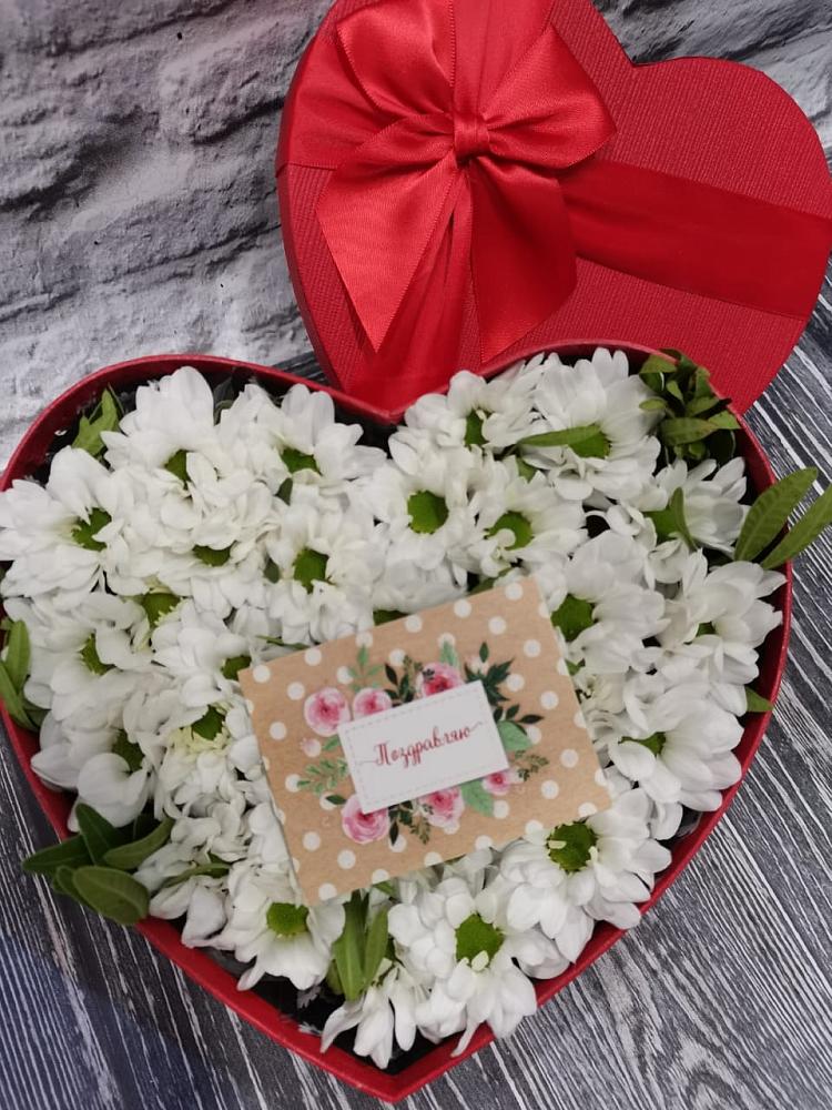 Цветочная композиция из Хризантемы в виде сердца в Емецк