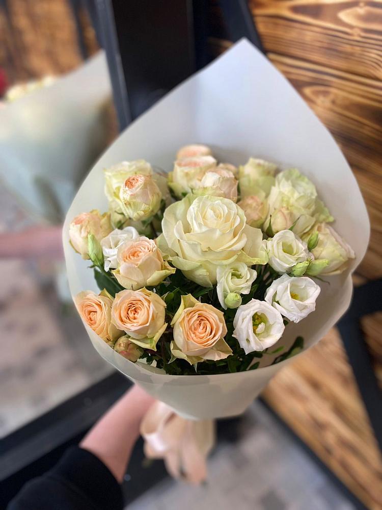 Букет цветов из: Розы и Лизиантусы в Емецк