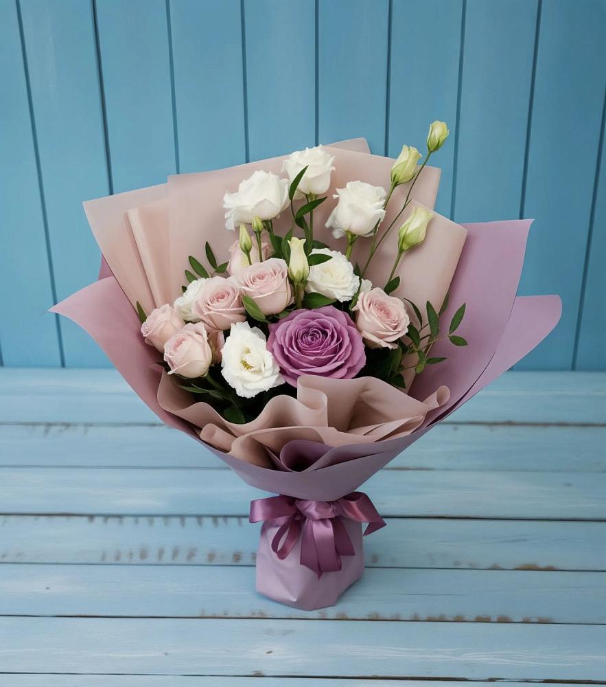 Букет цветов из: Розы и Лизиантусы в Емецк